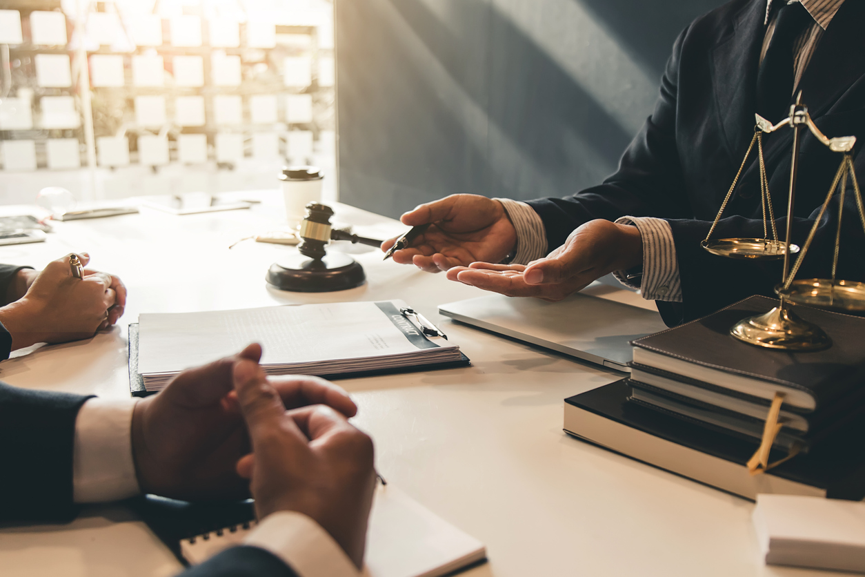 Lawyer give his customers signed a contract in the document. Consulting in regard to the various contracts